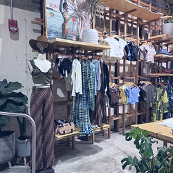 URBAN OUTFITTERS - 220 Photos & 68 Reviews - 2424 Kalakaua Ave, Honolulu,  Hawaii - Women's Clothing - Phone Number - Yelp